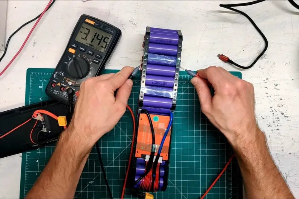 Measure the voltage of each cell